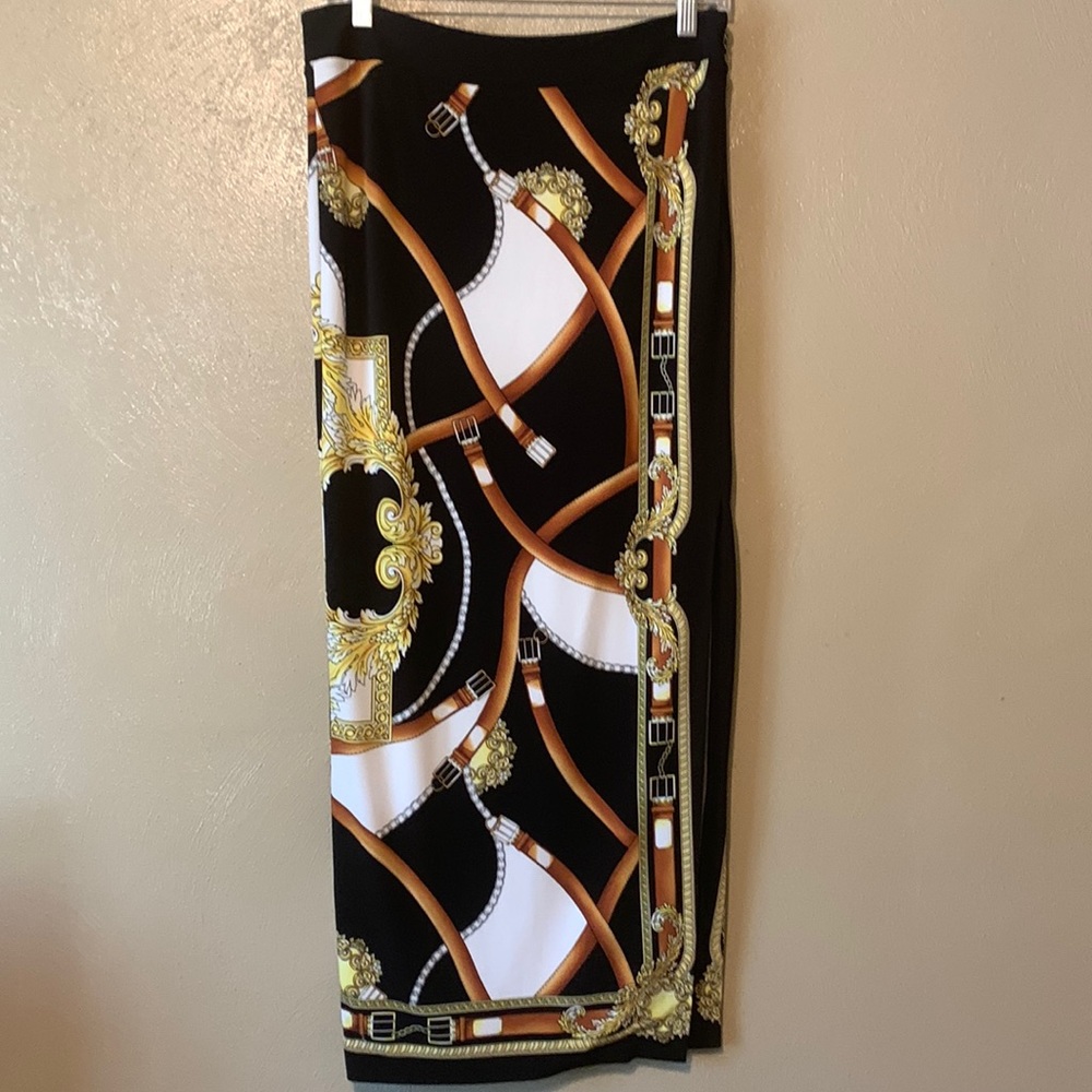 Cache Size 2 Beautiful Designed Maxi Skirt Side S… - image 1